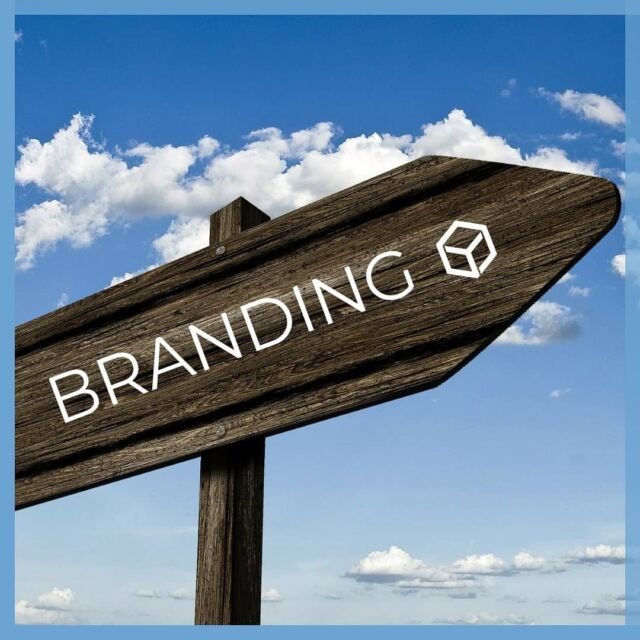 Branding: ¿elemento visual o estratégico?

Cuando se trata de la marca, hay mucha confusión o, al menos, diferentes interpretaciones.
.
Algunos diseñadores gráficos, por un lado, hablan de branding como la identidad visual corporativa de una entidad, que es la identidad “gráfica” de una organización. Los marketers y estrategas, en cambio, ven el branding como el macrouniverso de los valores de una marca, un paraguas que incluye y trasciende el mero aspecto gráfico.
.
Personalmente, creo que la piedra angular está en lo que llamamos imagen de marca, un concepto que se puede definir como la combinación de creencias, ideas y percepciones que los clientes tienen de una marca y de  sus productos y servicios.
.
Desde esta perspectiva, el branding se convierte ante todo en un proceso estratégico: porque nos invita a profundizar en la identidad corporativa (quiénes somos y qué hacemos, por qué nos diferenciamos de la competencia, qué objetivos intentamos alcanzar y dónde queremos ir) para encontrar lo que hace que una marca o una empresa sea única en el ámbito competitivo. Exactamente como tu personalidad te diferencia del resto de personas.
.
Por lo tanto, sólo en la fase de comunicación (final) adquiere sentido la creación de un logotipo o la creación  gráfica de un anuncio.
.
¿Qué significa el branding en tu experiencia profesional?
.

💙💪